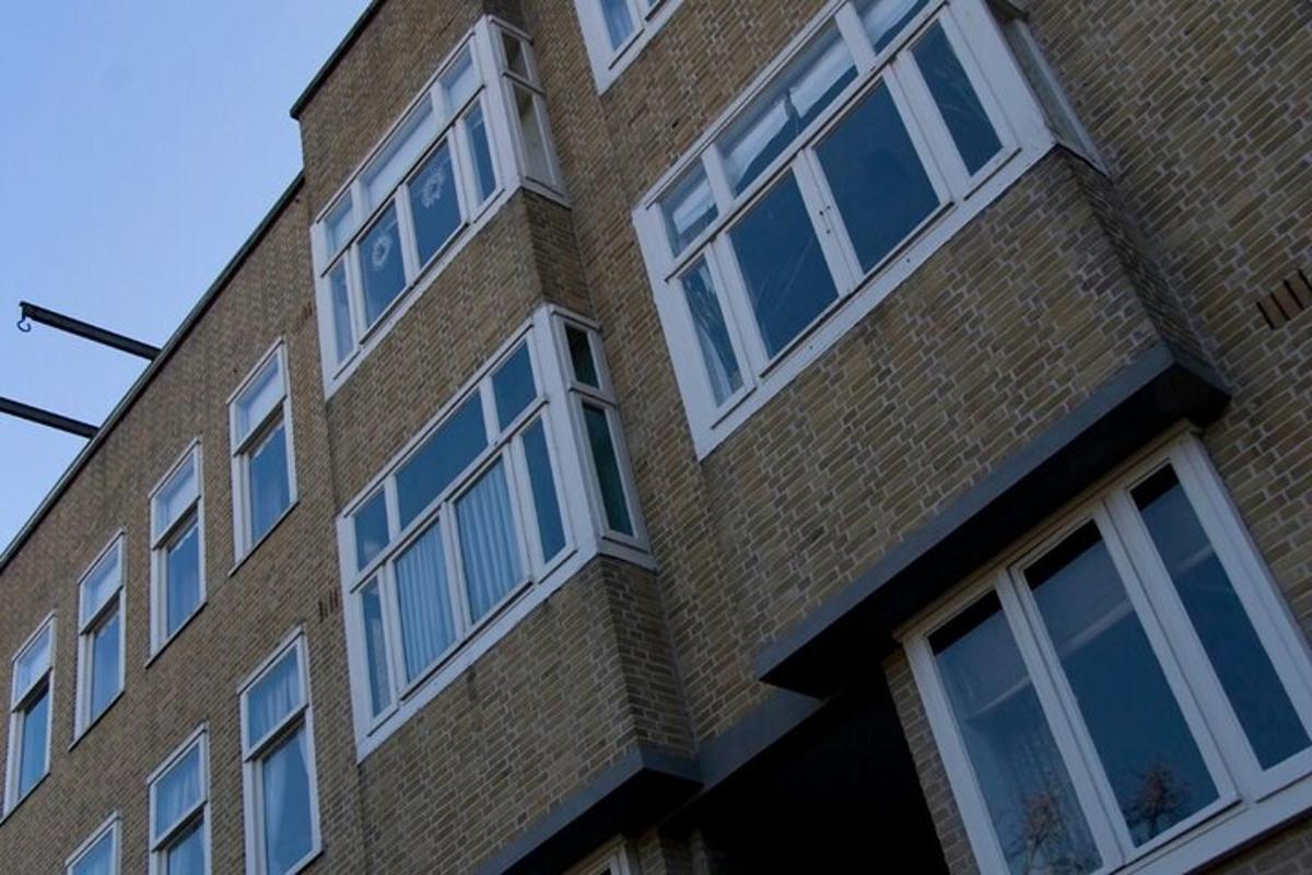 ένα κτίριο από τούβλα με λευκά παράθυρα