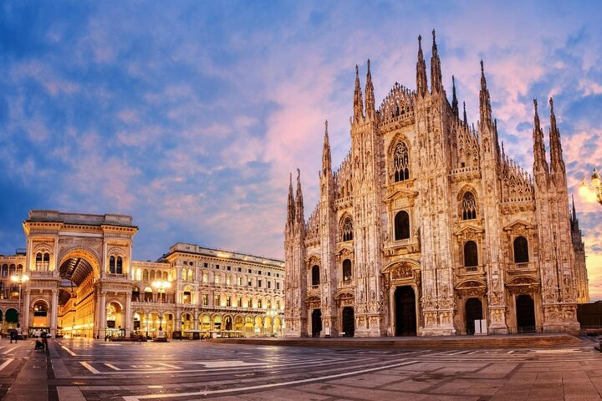 una grande cattedrale con un edificio di fronte