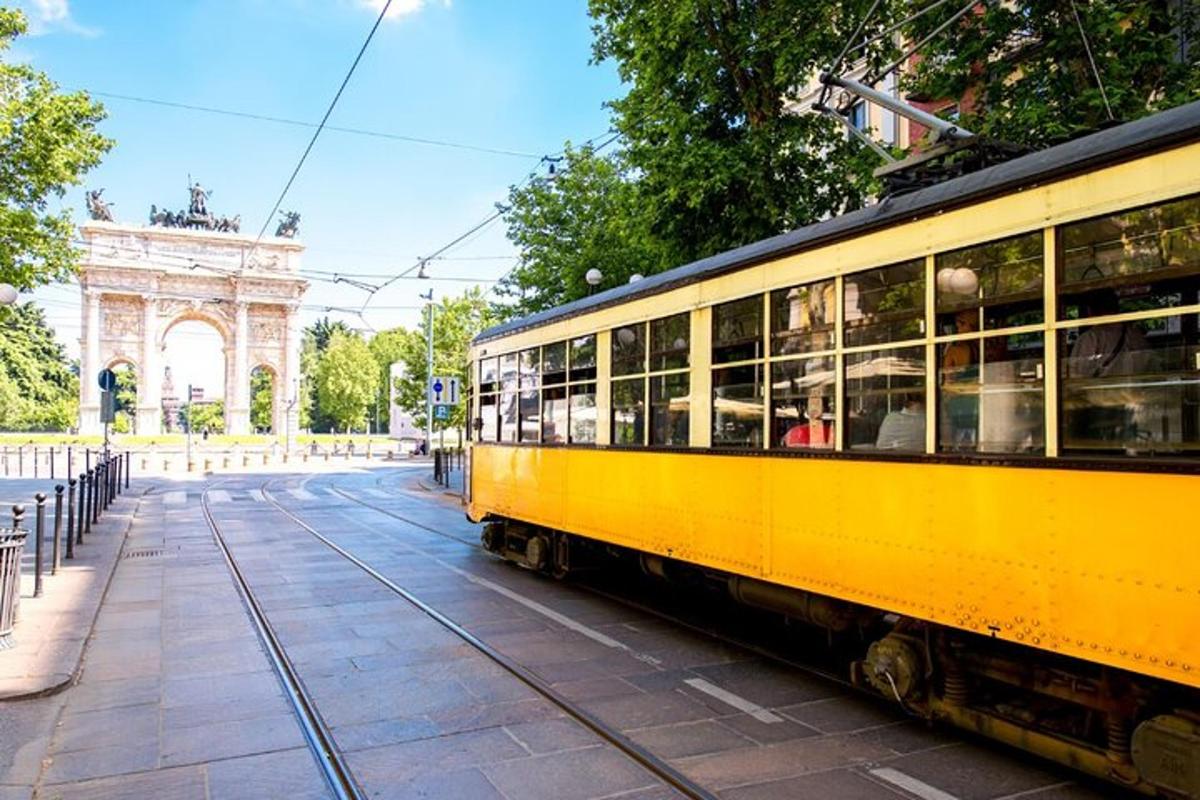 un treno giallo è parcheggiato davanti a un edificio