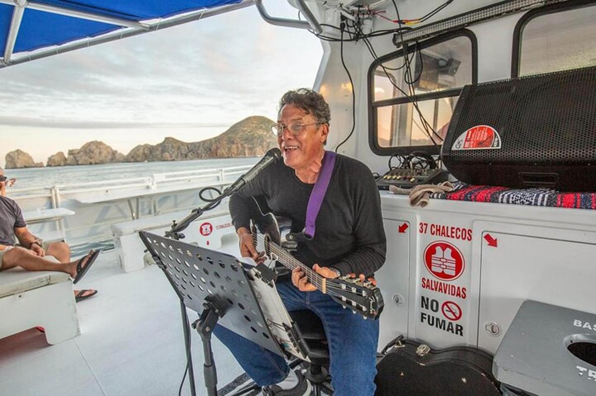 un homme jouant de la guitare sur un bateau