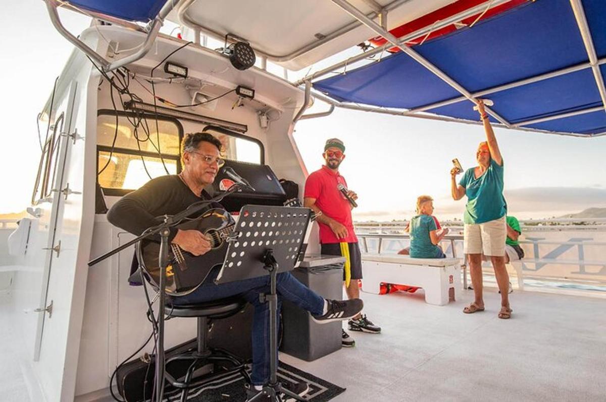 Un hombre tocando un teclado en la parte trasera de un barco.