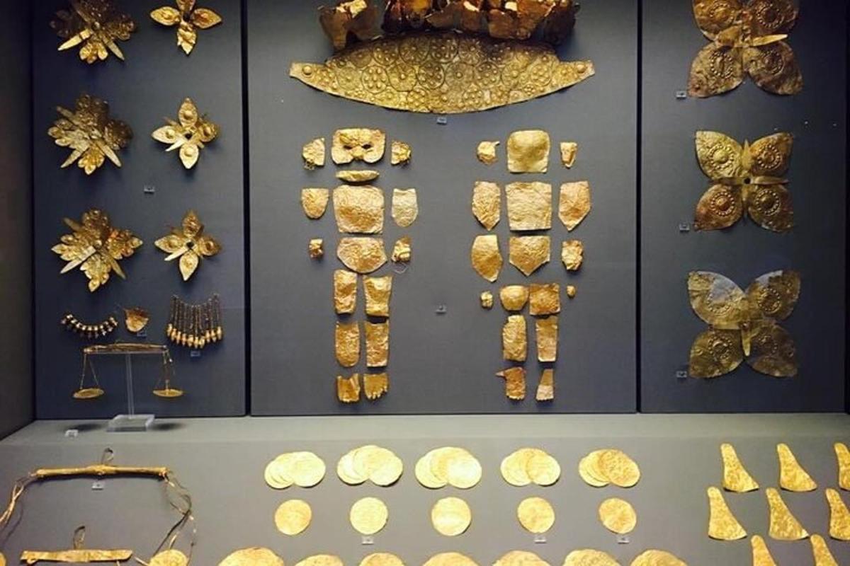 una exposició d'objectes d'or a la paret d'un museu