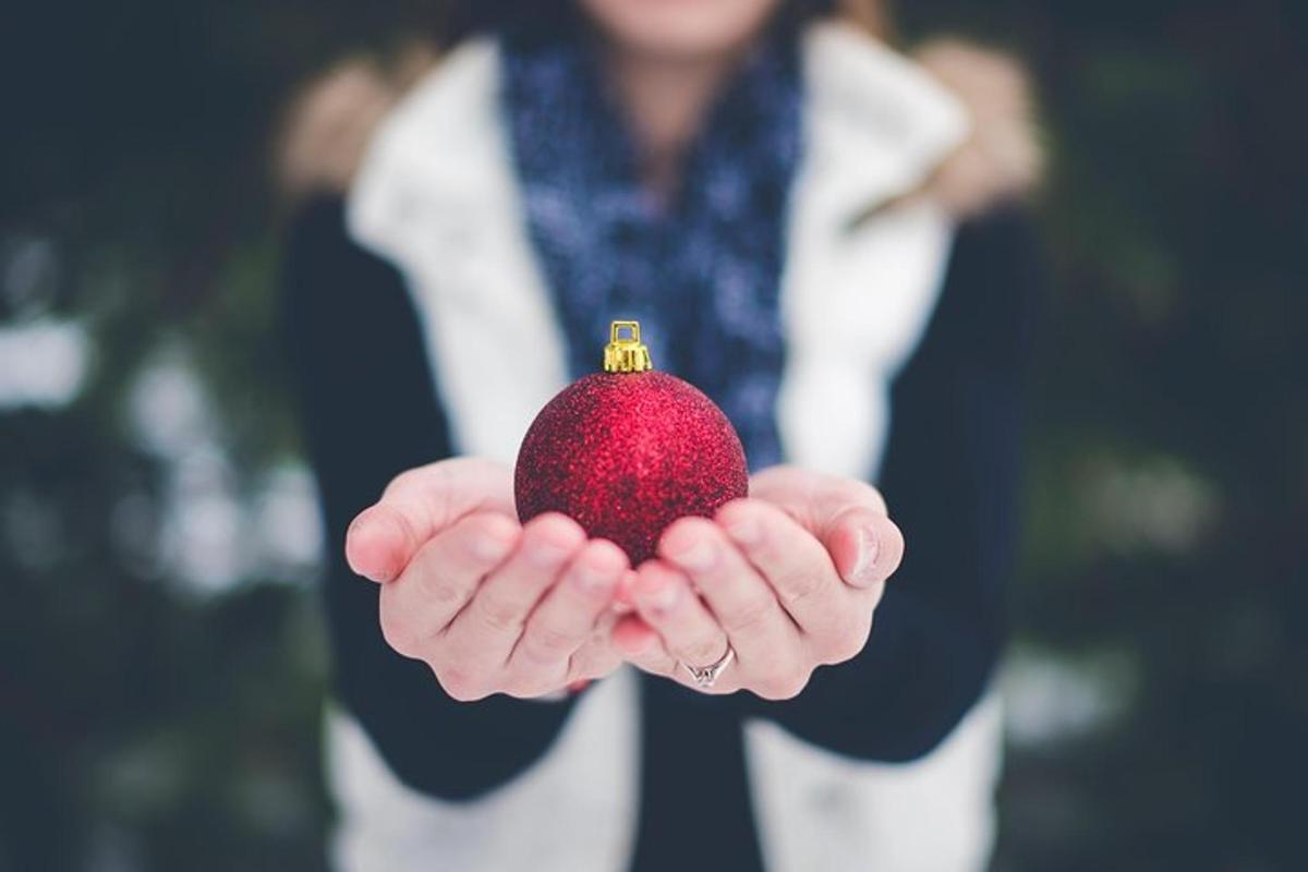 egy nő, aki piros dísztárgyat tart a kezében