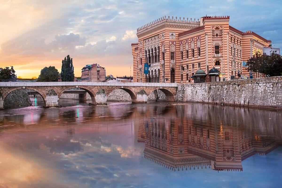un ponte sopra un fiume di fronte a un edificio