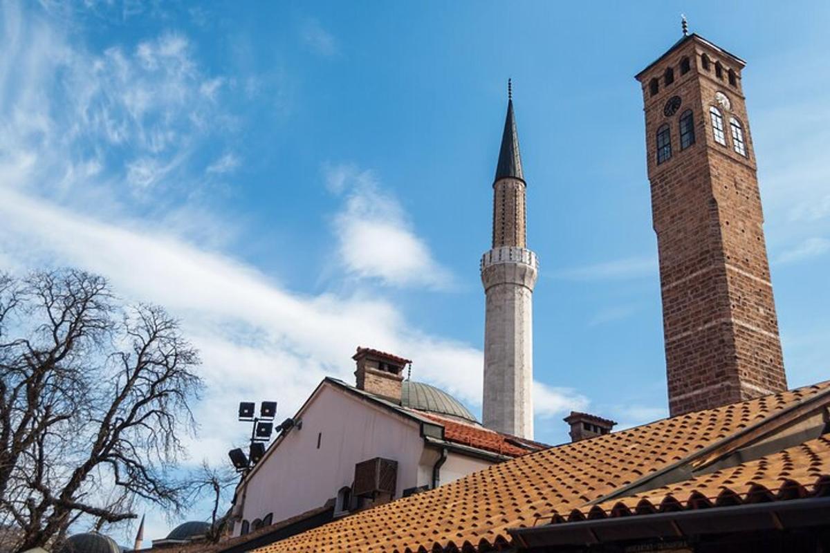 un edificio con due torri e una torre dell'orologio