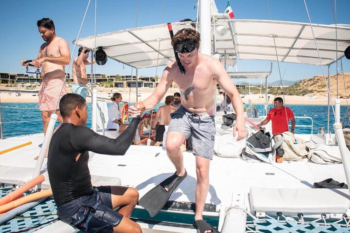 un hombre en un barco con un hombre en un barco