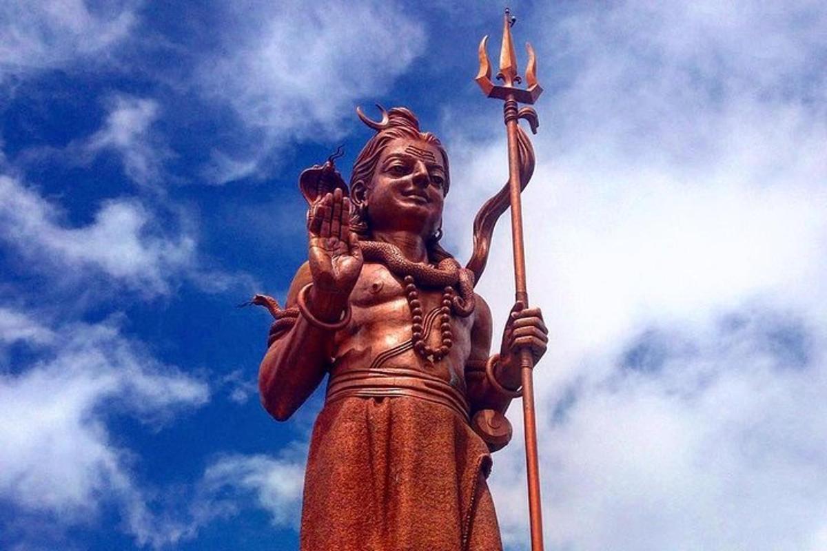 o statuie a unei femei care ține un trident