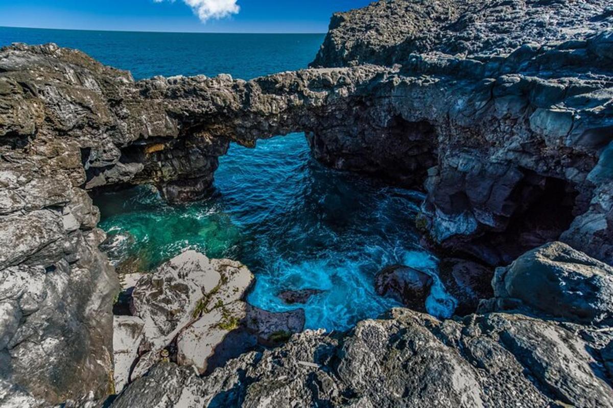 un arco nelle rocce vicino all'oceano