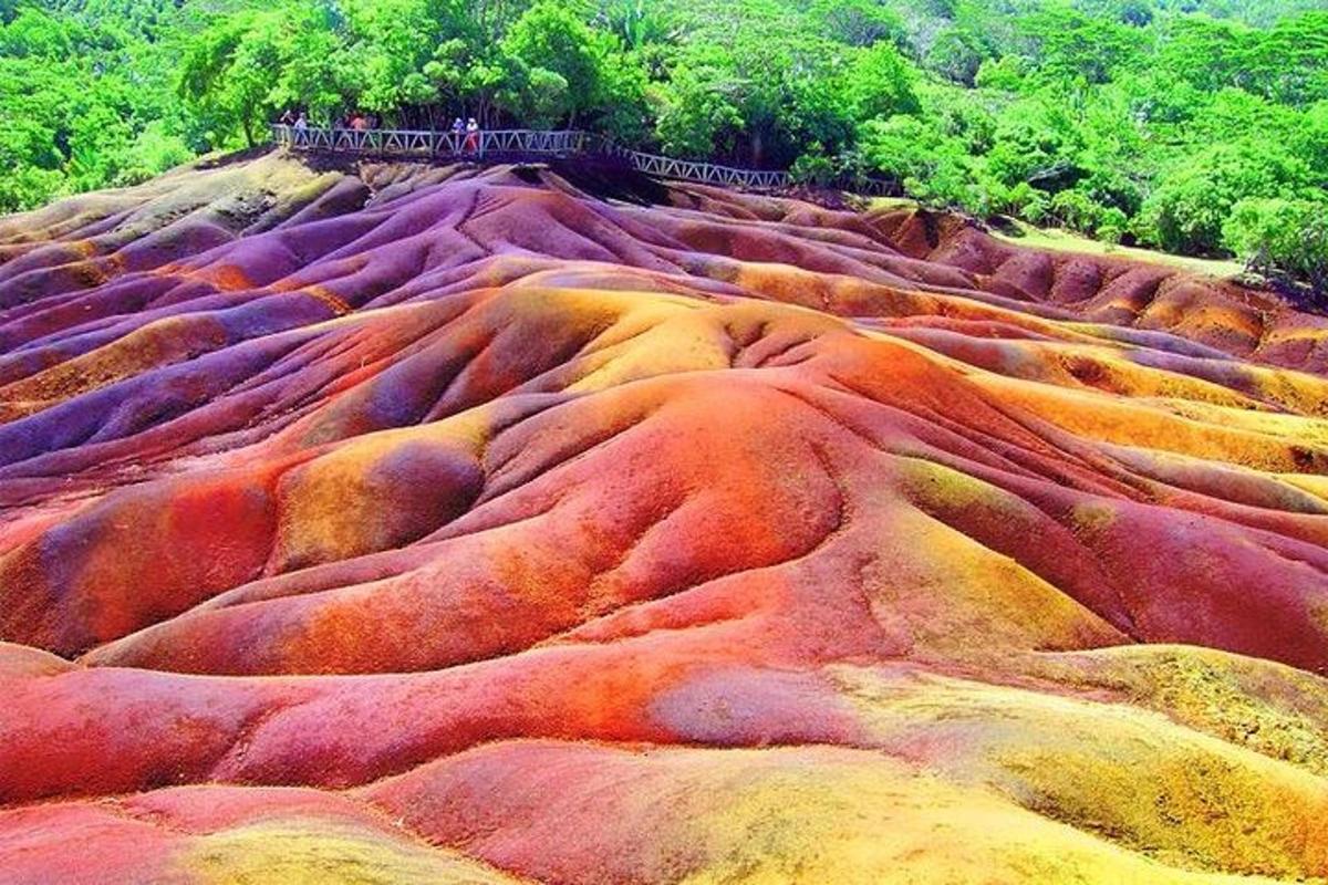 un grup de persones dretes al cim d'una muntanya de colors