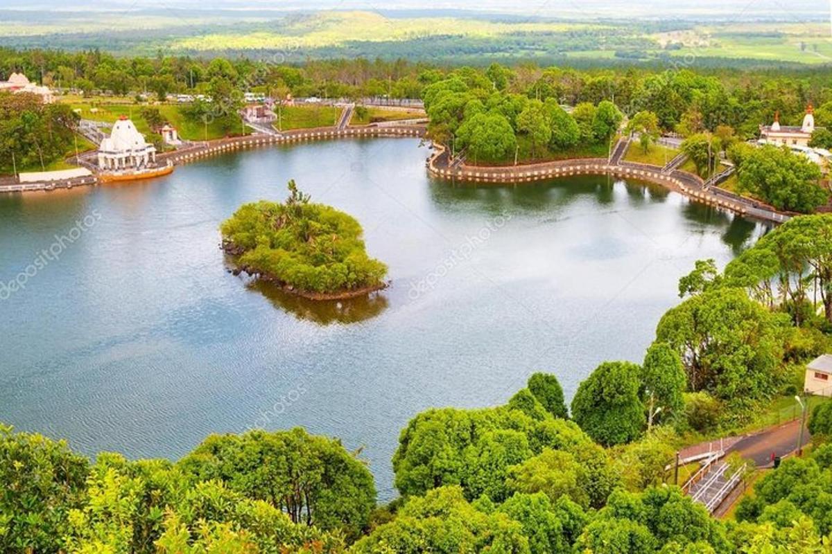 vista aèria d'un llac amb un pont