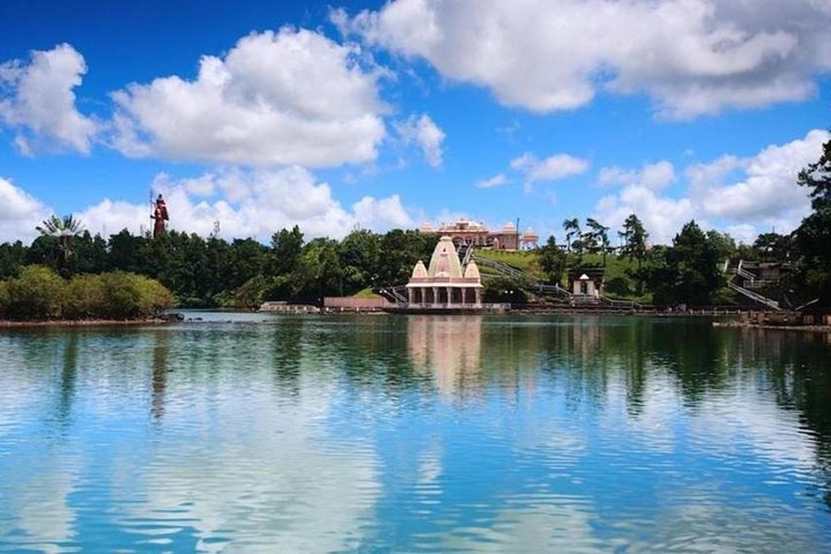 Un gran lago con un edificio en el medio.