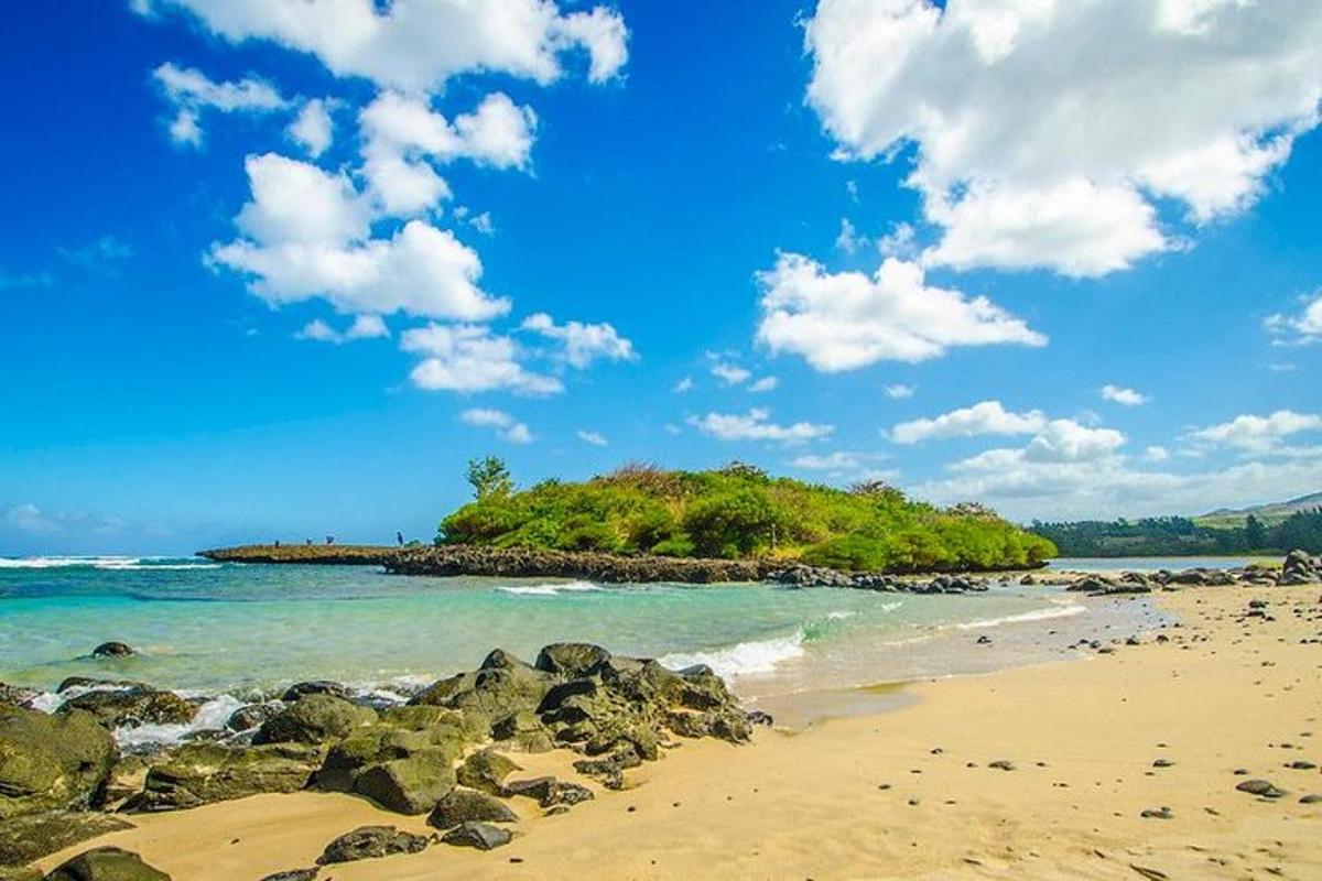 pantai dengan batu dan pulau di dalam air