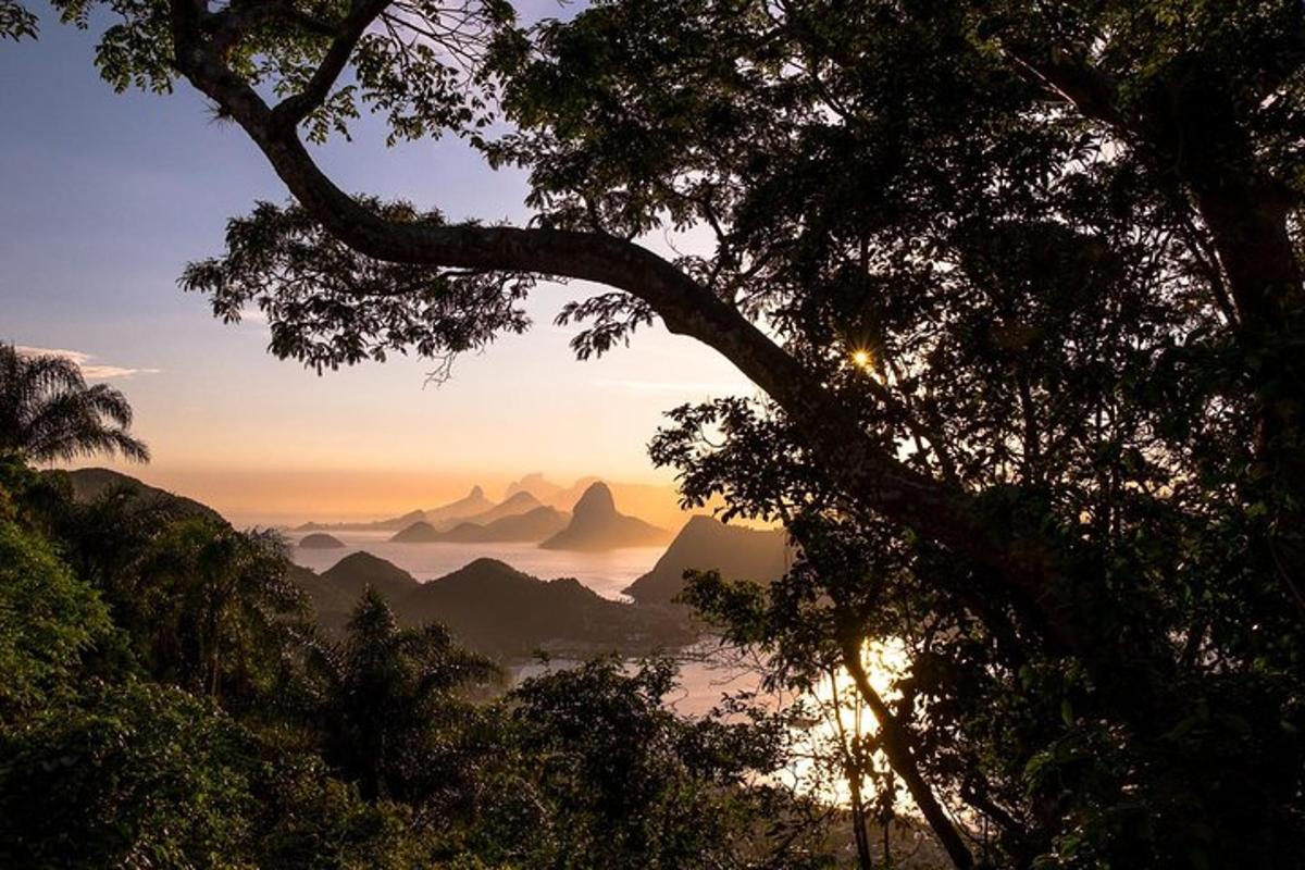 山脈に沈む夕日の景色