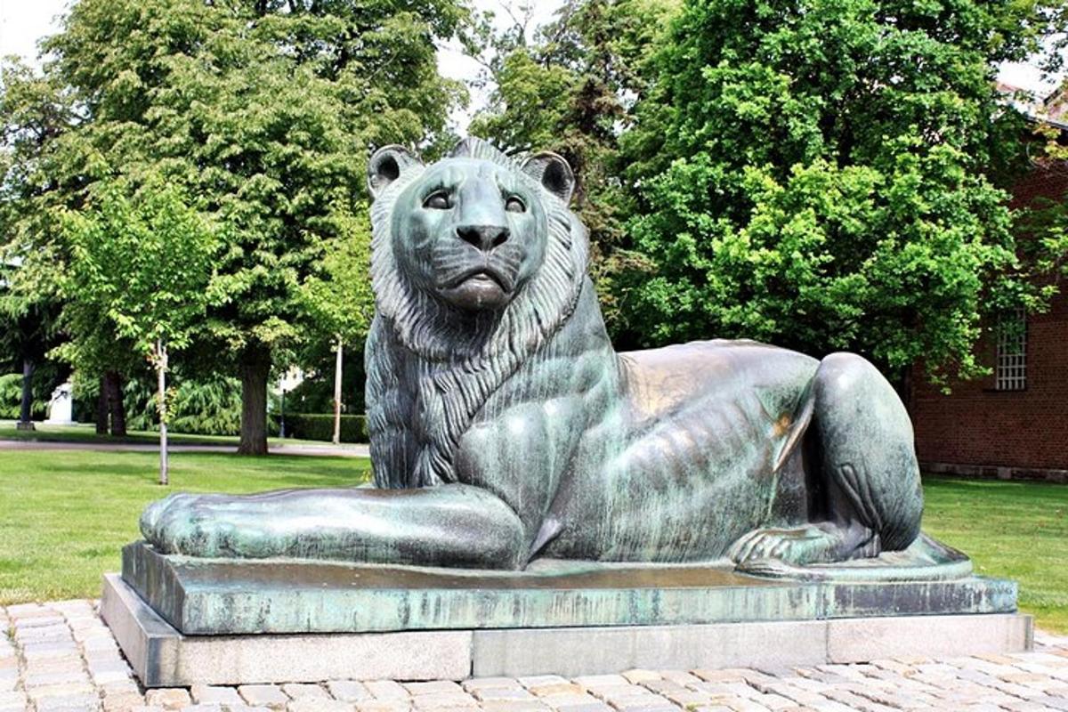 una estatua de un oso sentado en un parque