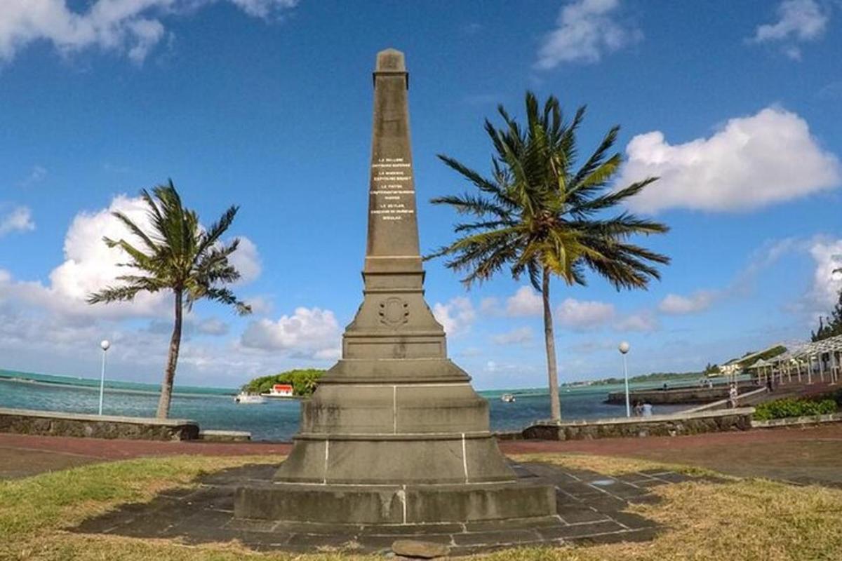 palmipuudega ookeani ees asuv monument