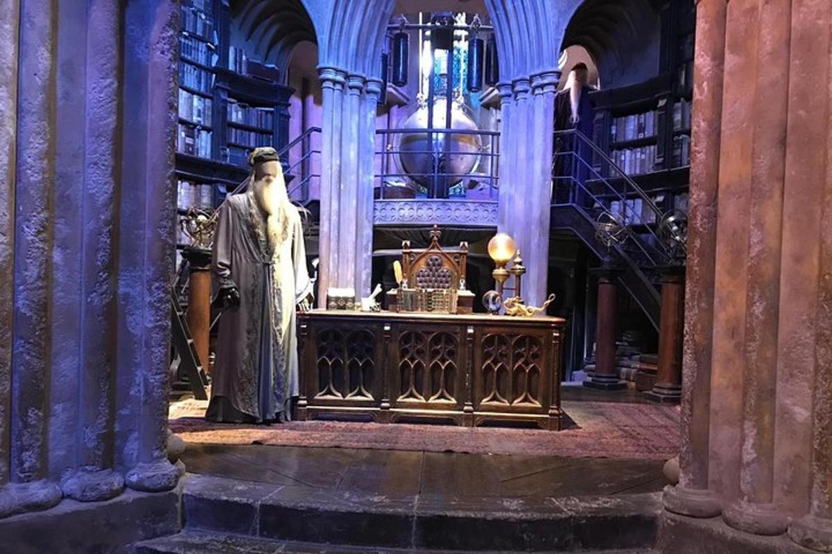 Una estatua de un hombre de pie en una biblioteca.