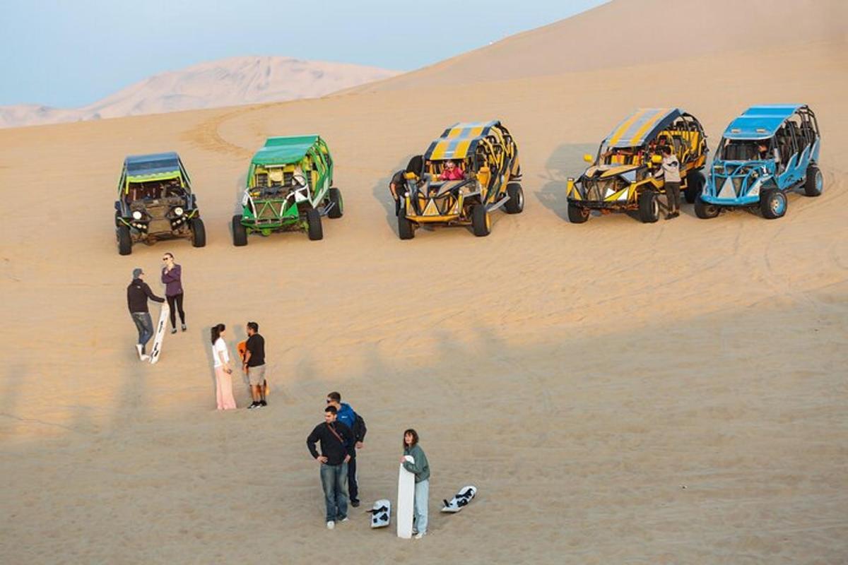 un gruppo di persone in piedi nel deserto