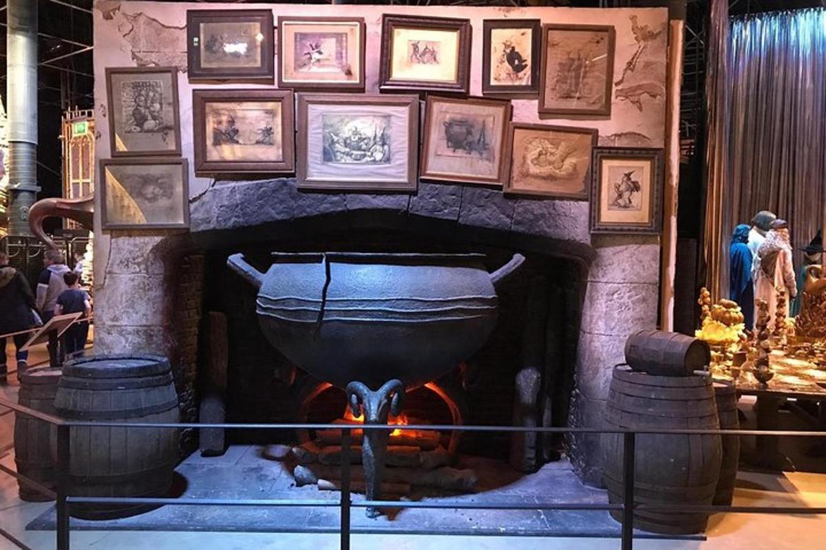 Una chimenea de piedra con una olla sobre el fuego