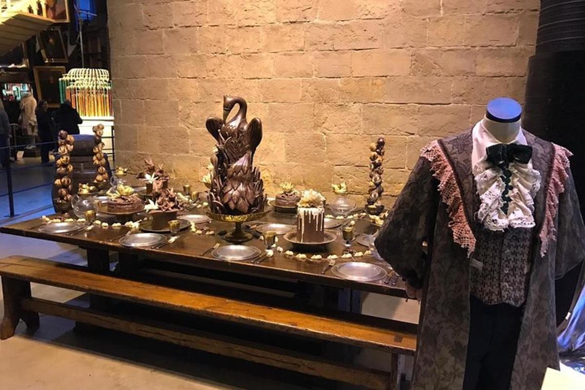Una mesa con un buffet de comida en exhibición