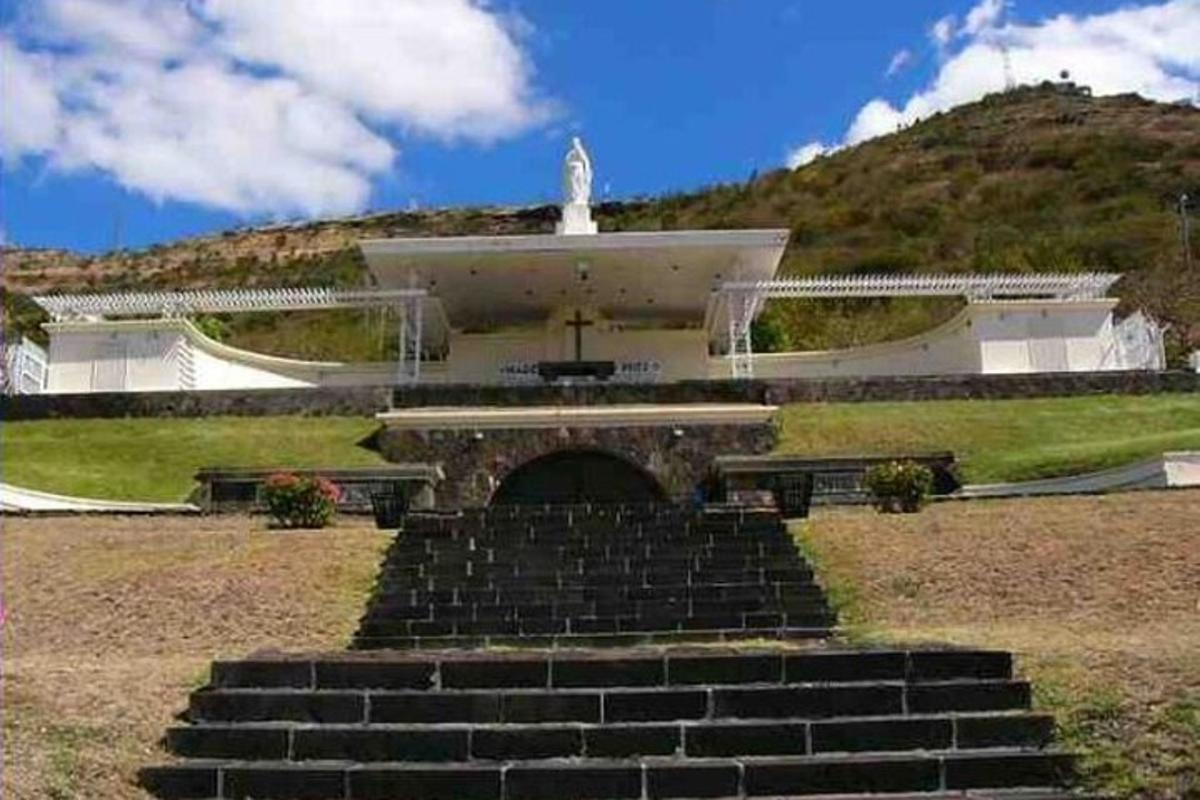ein Gebäude mit Treppen vor einem Berg
