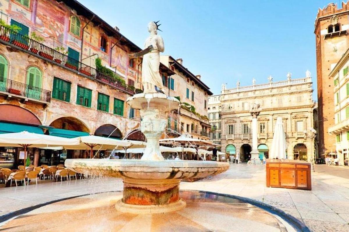 una fuente en medio de una calle con edificios
