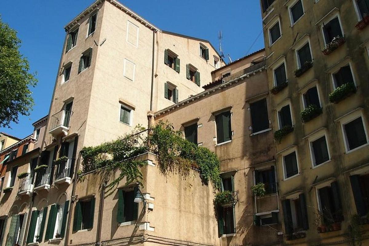 un grand bâtiment avec des plantes sur le côté