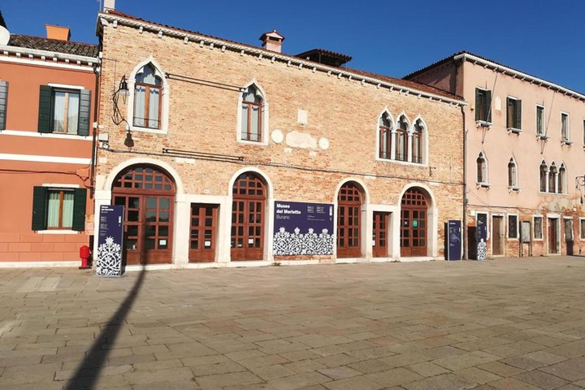 un grande edificio in mattoni su una strada cittadina