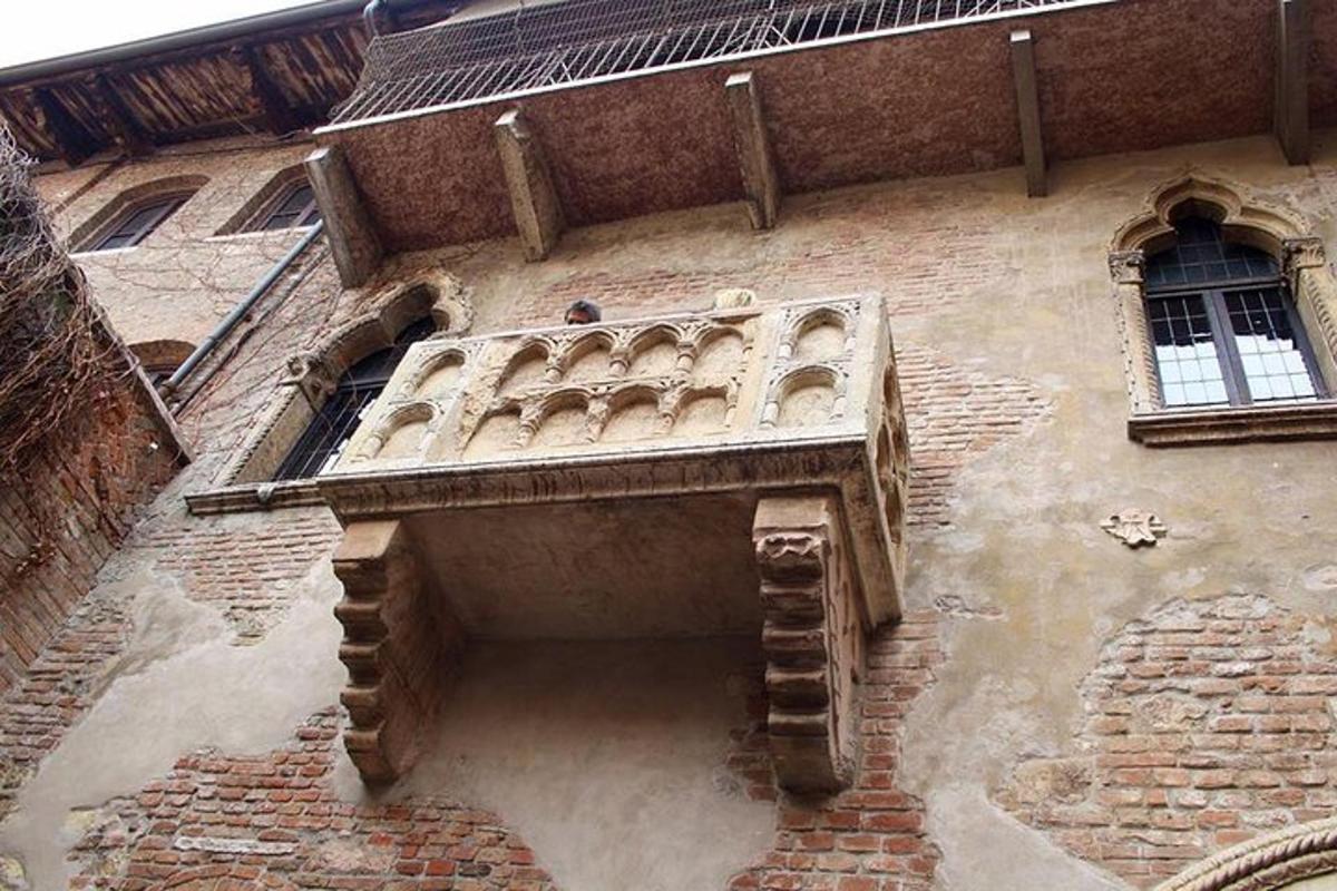Un edificio con un balcón en el lateral.