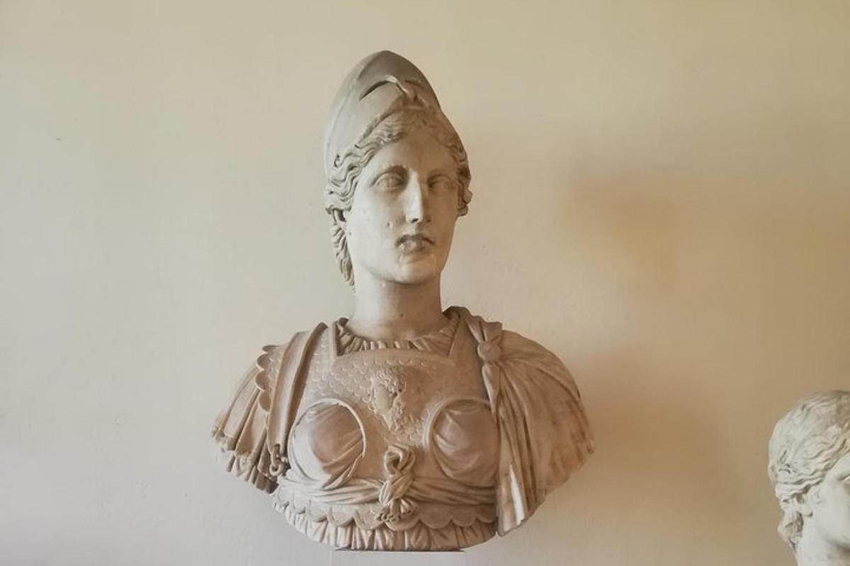 un bust al unei femei atârnat pe perete