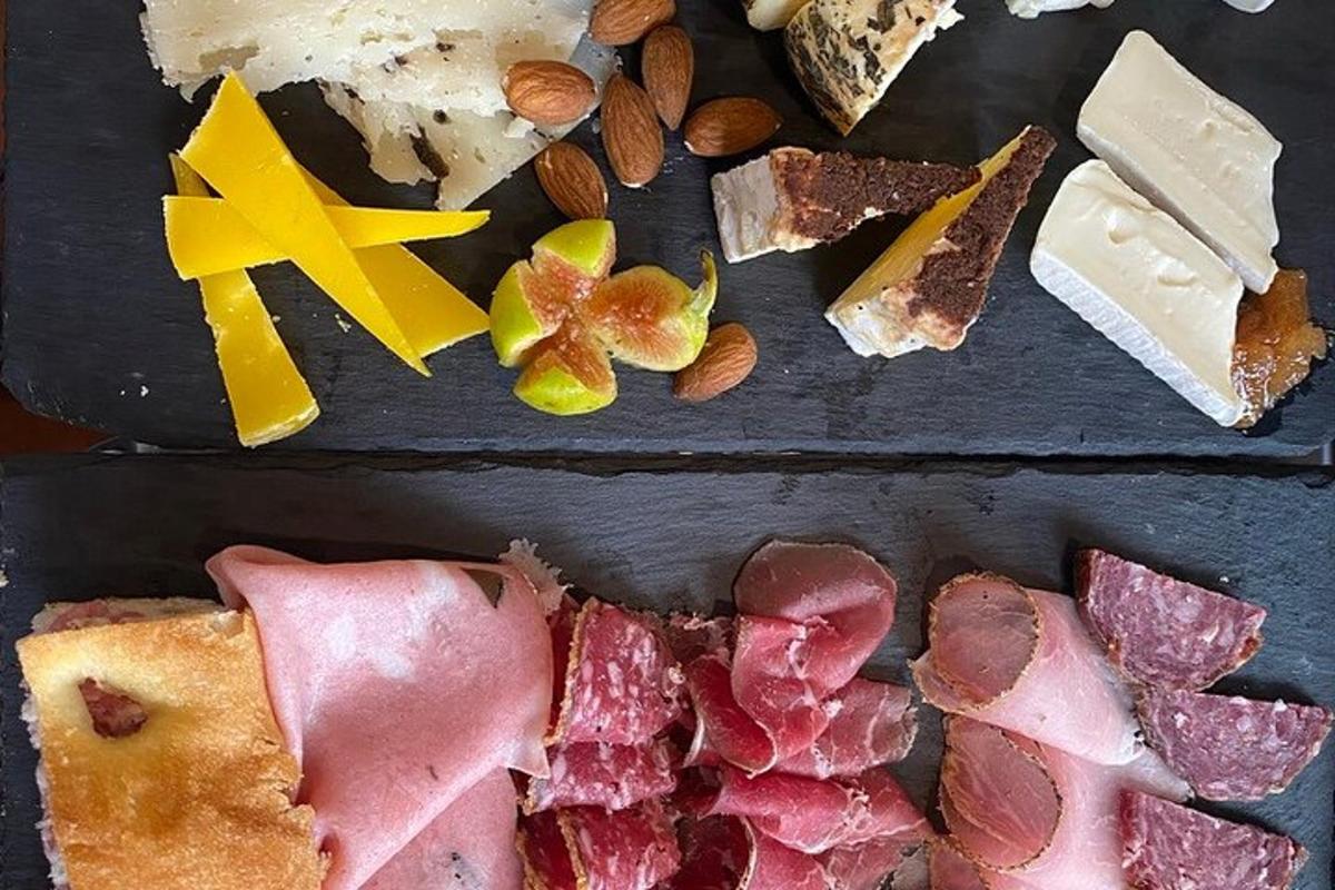 um monte de tipos diferentes de carnes e queijos