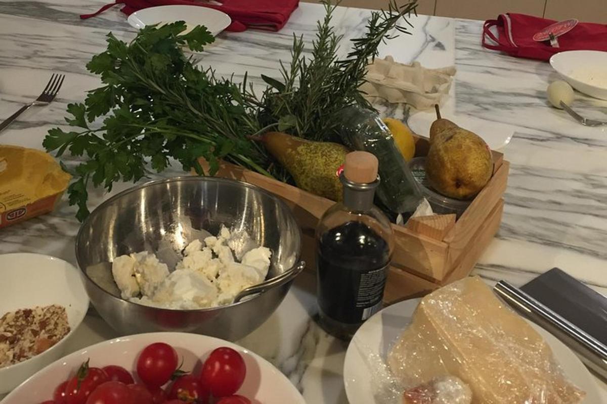 сто са гомилом хране и боцом вина