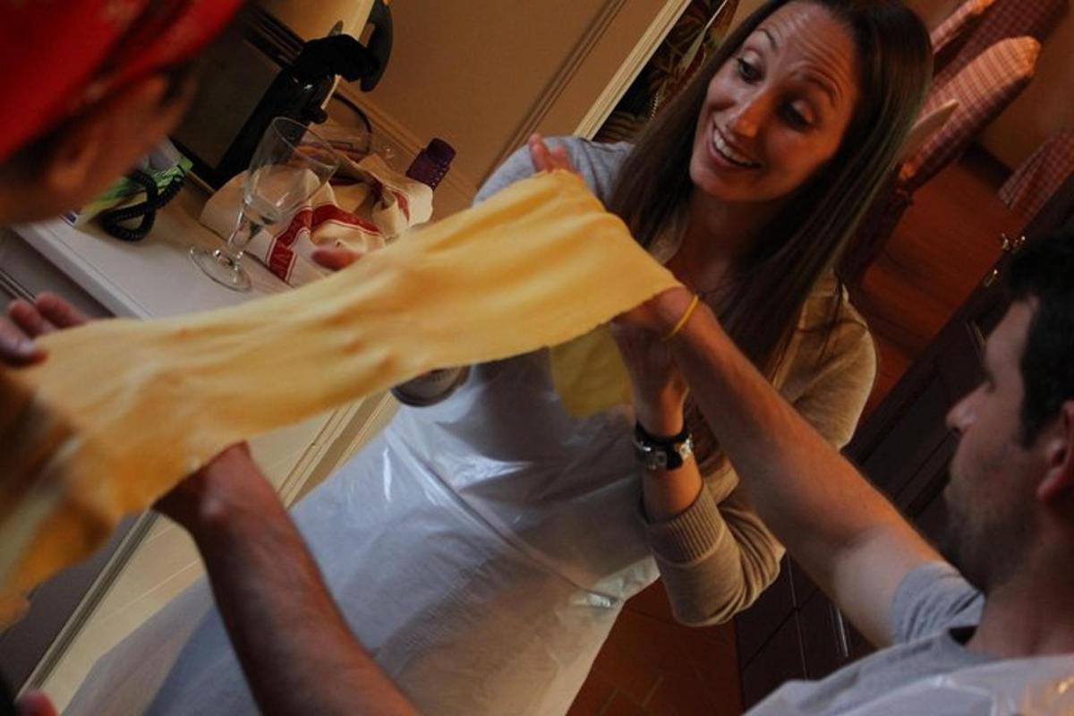 una donna che aiuta un uomo a tagliarsi i capelli