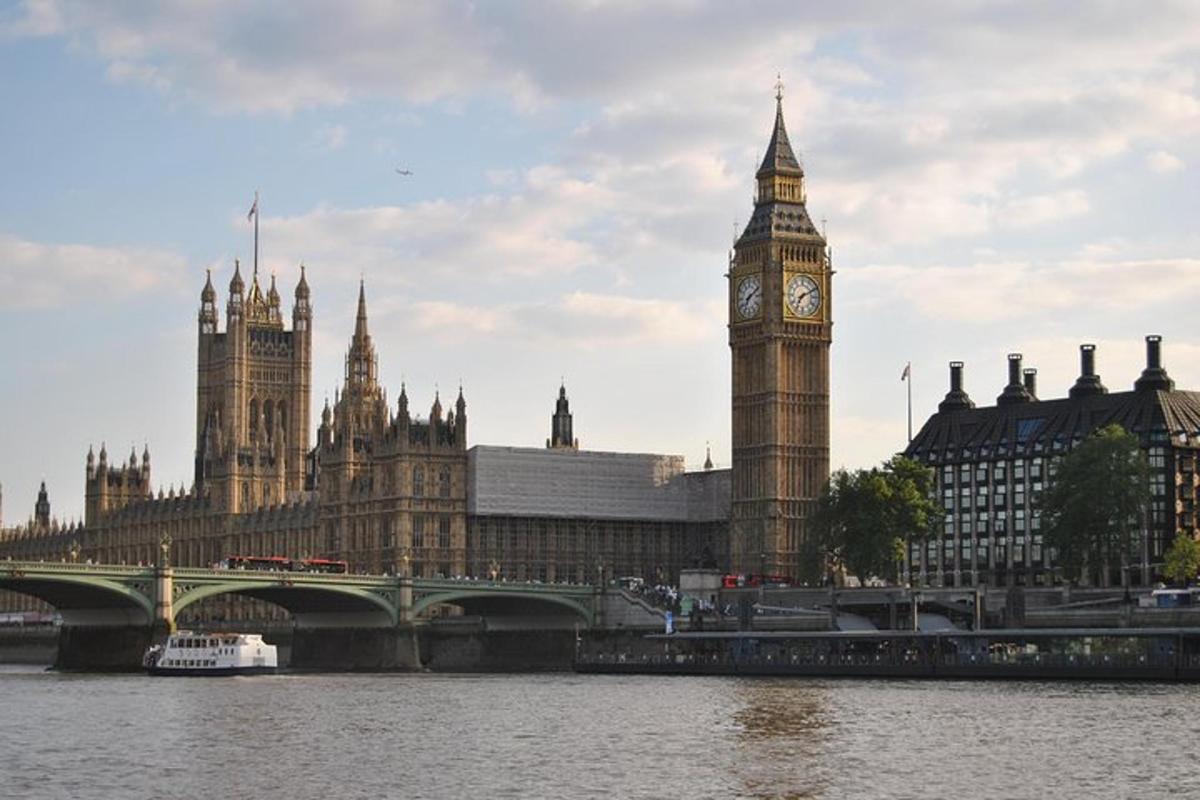 stór bygging með klukkuturni og Big Ben