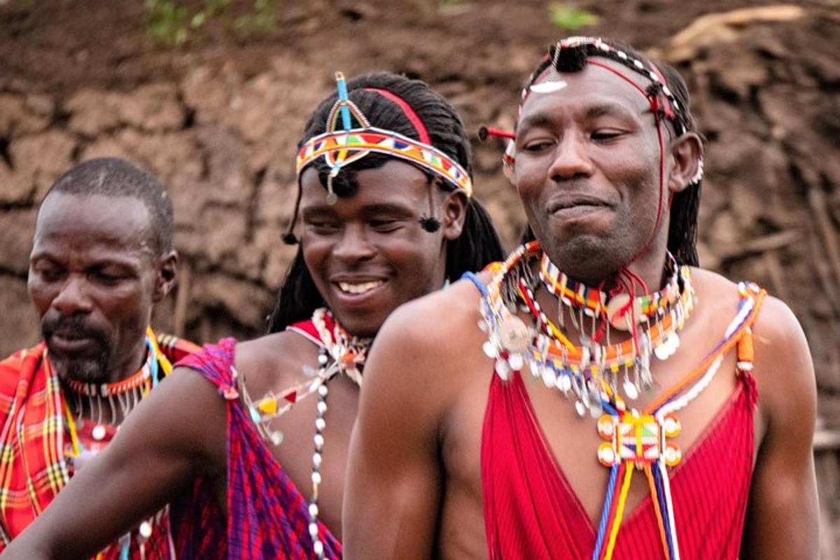 een groep mannen gekleed in traditionele kleding