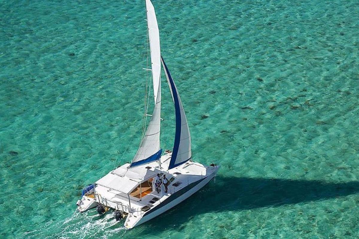 un barco con una vela en el agua