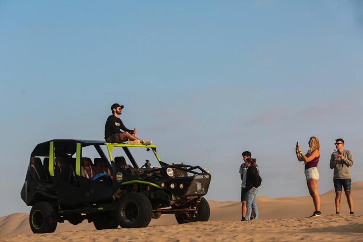 un uomo seduto in cima a una jeep nel deserto