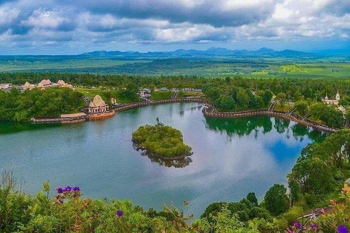 una illa al mig d'un gran llac