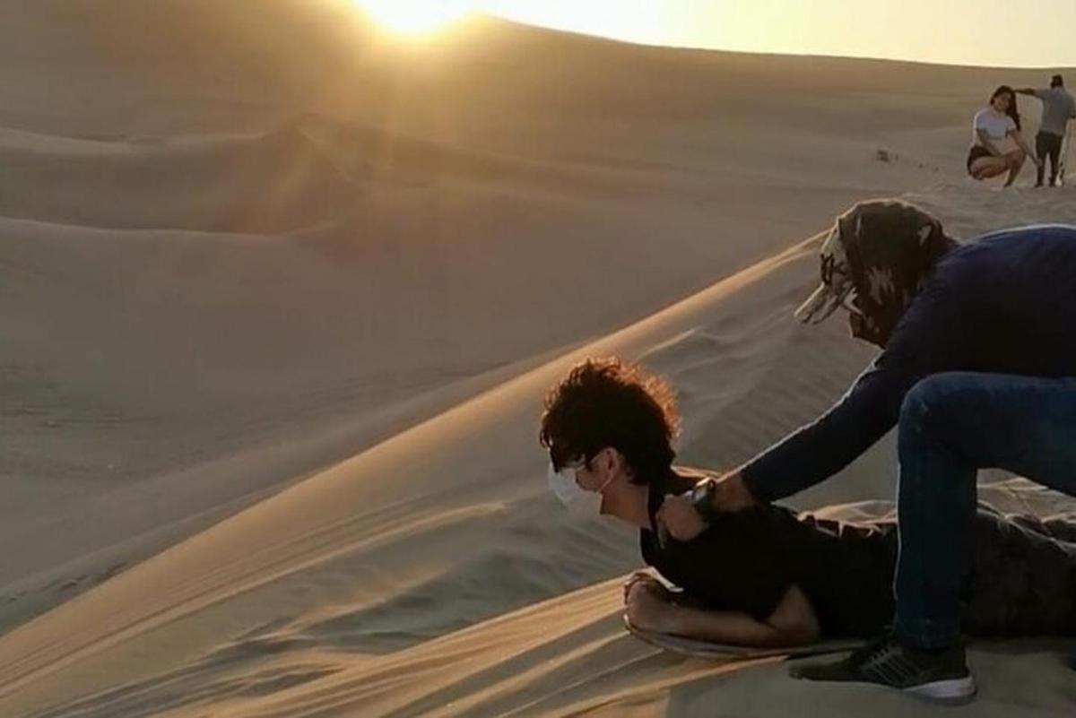 due persone sedute sulla sabbia nel deserto