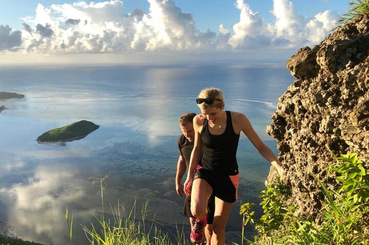 due donne che camminano su una montagna che domina l'acqua