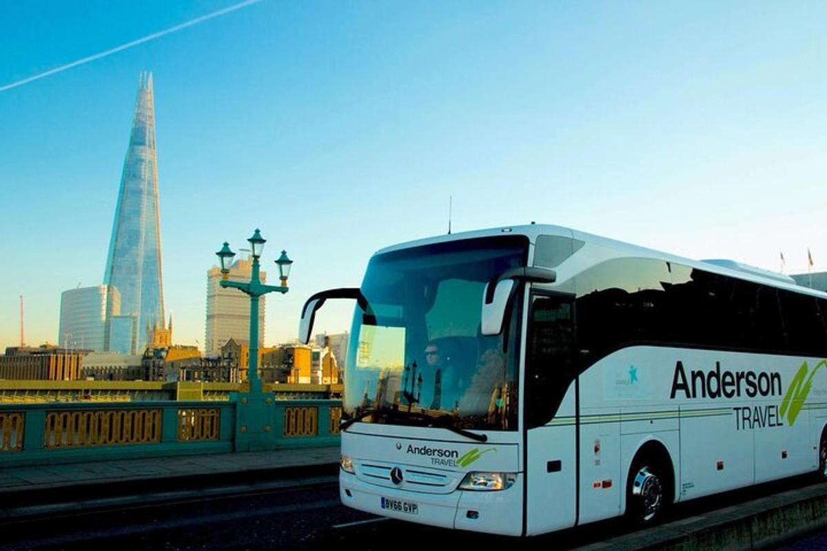 un autobus bianco parcheggiato in una strada con una città