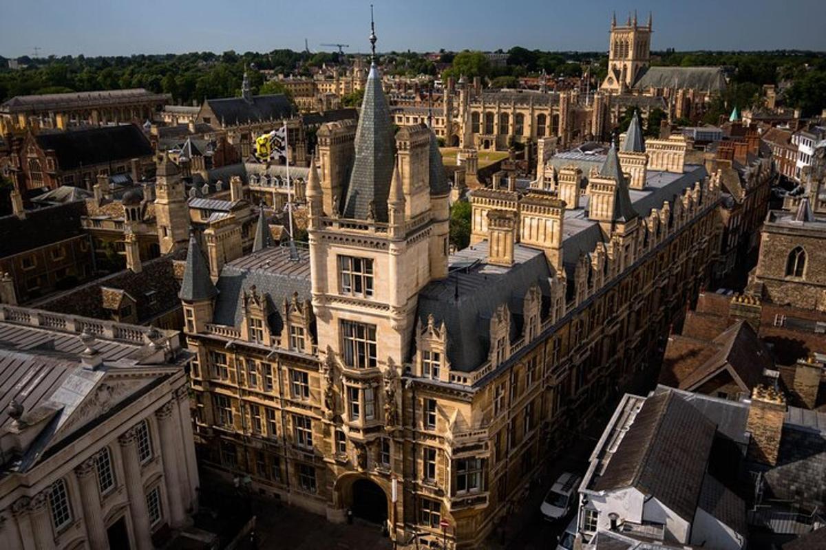 una vista aerea di un grande edificio in una città