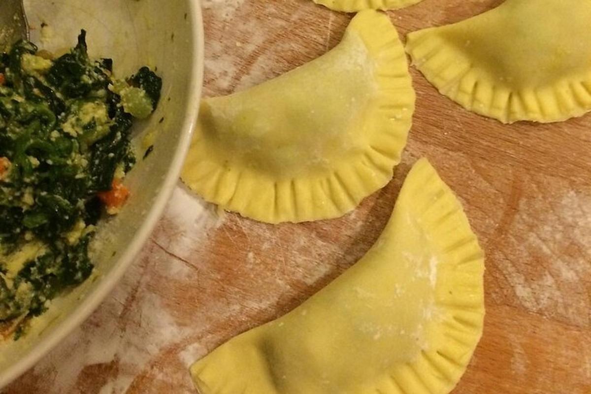 um close de alguma comida em uma tábua de corte