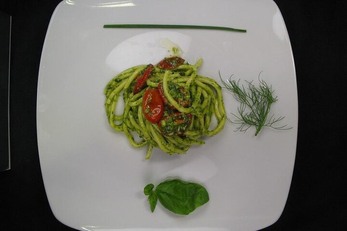 um prato branco com macarrão e vegetais