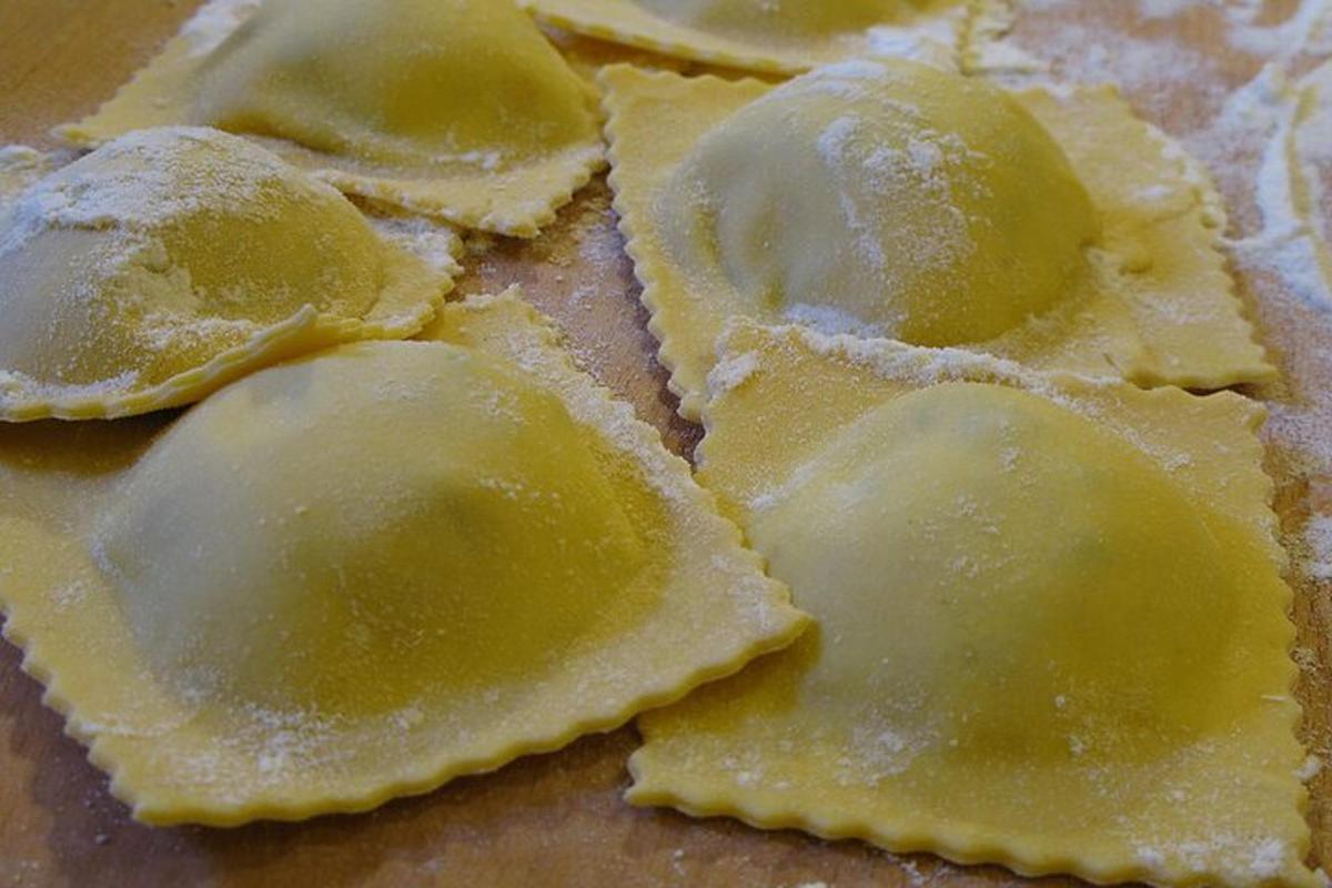 kopa wontonov s práškovým cukrom navrchu