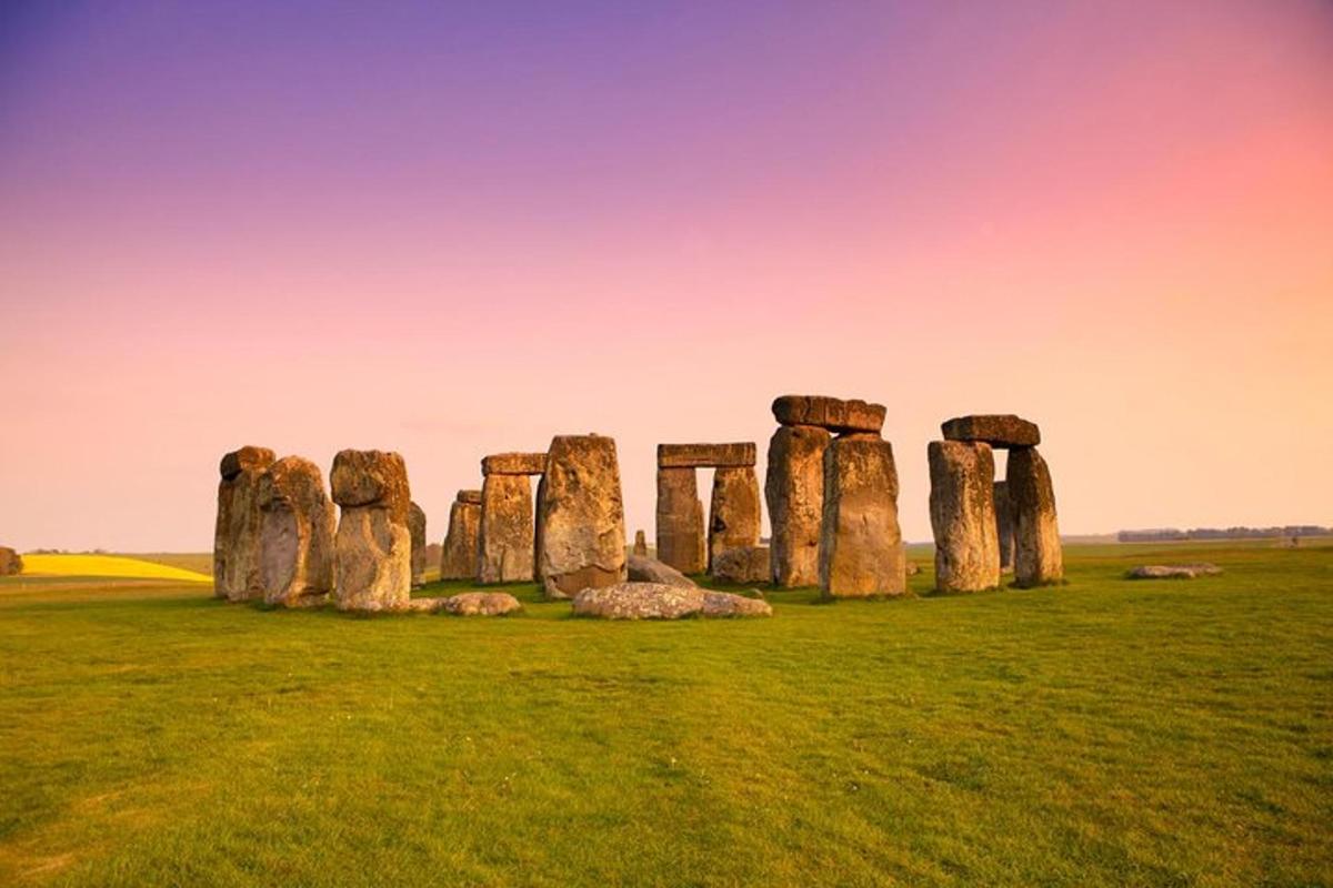 una imatge de Stonehenge en un camp d'herba