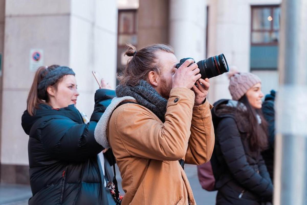 kobieta robiąca zdjęcie mężczyźnie aparatem