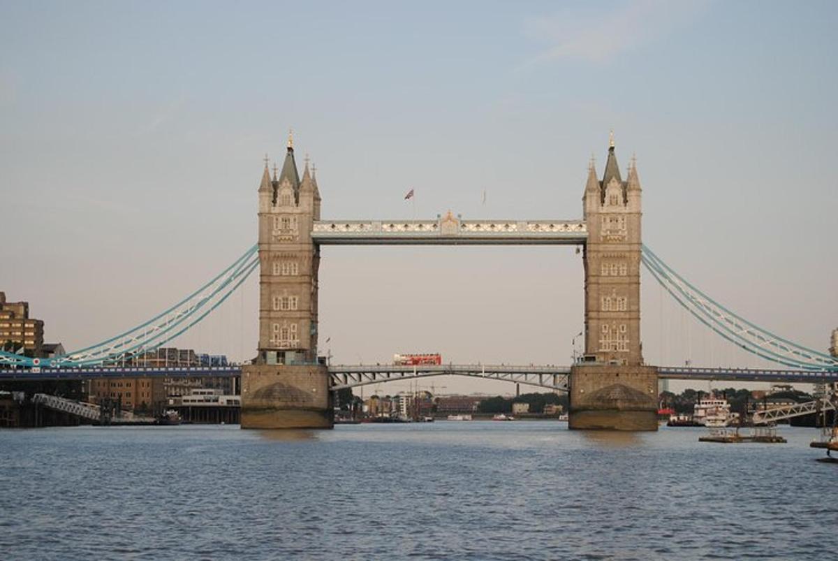 un ponte sospeso sull'acqua a Londra