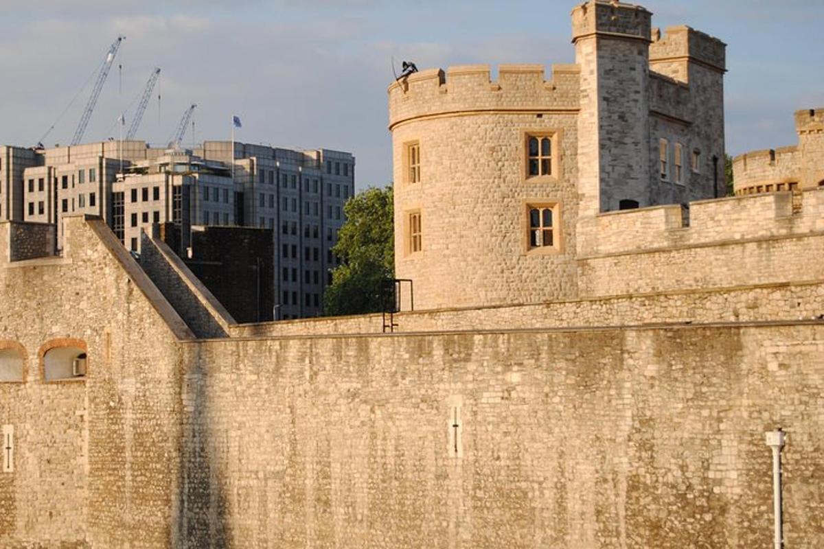 un grande muro di mattoni con edifici sullo sfondo