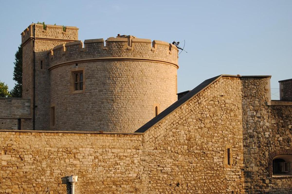 un grande edificio in mattoni con due torri in cima