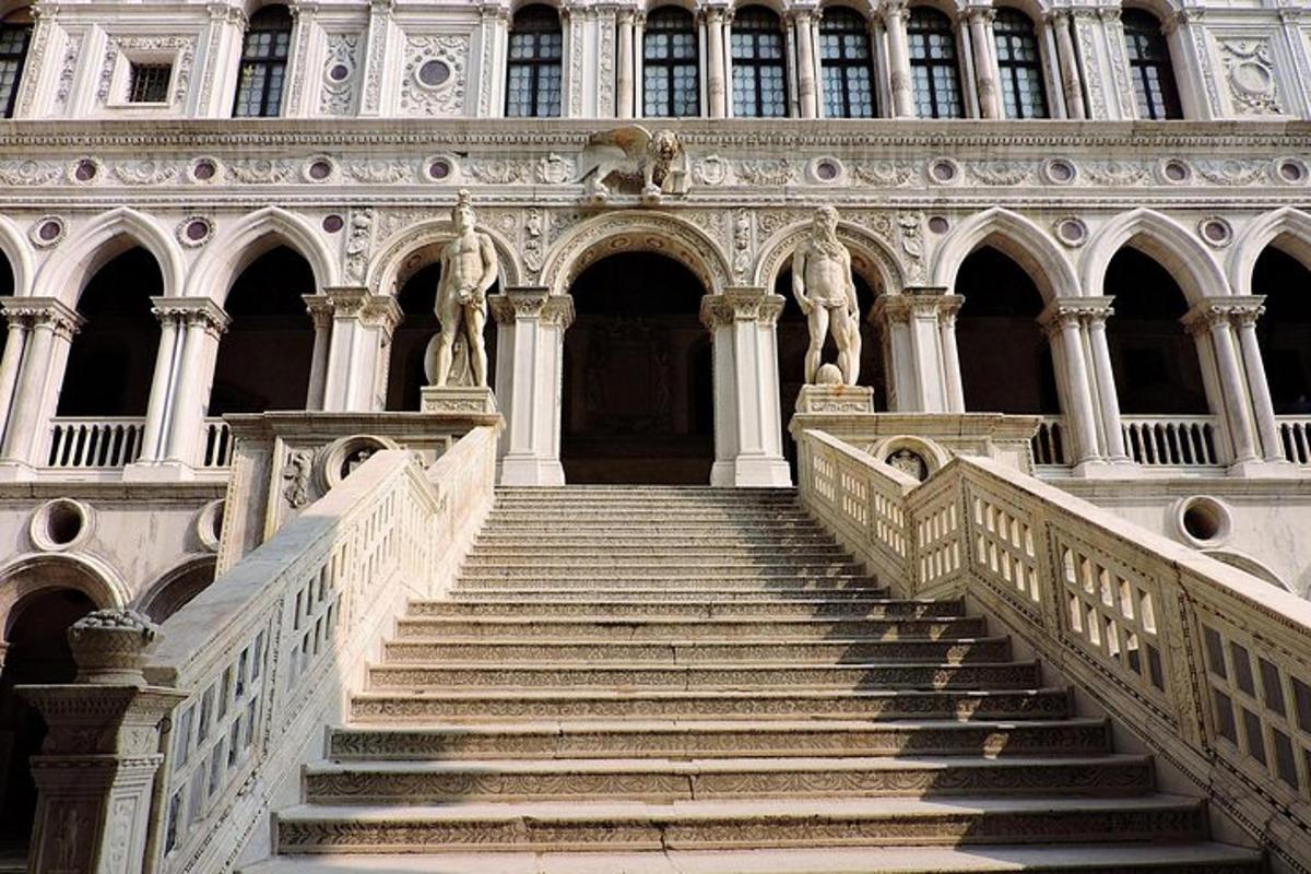 eine Treppe, die zu einem Gebäude mit einer Treppe führt
